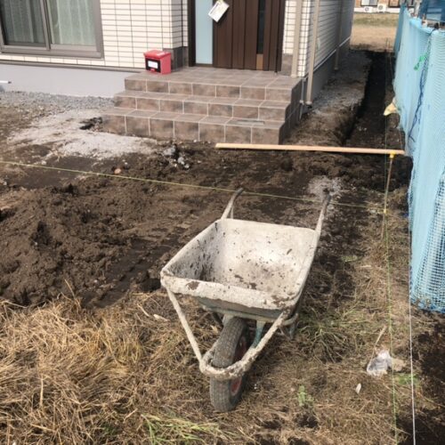 お待たせ致しました。本日より工事着工となります。境界側のブロック部分の掘削作業より工事開始です。