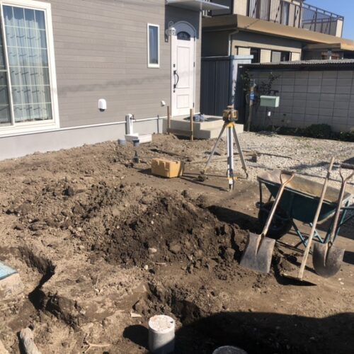 本日より工事着工となります。駐車場部分の掘削作業より開始です。