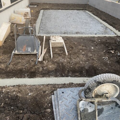 地先ベース打設です。