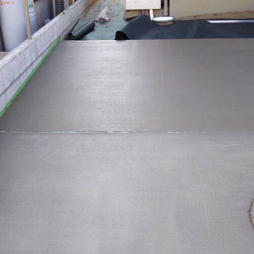 防草シート敷き作業です。