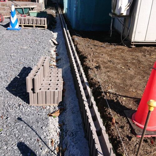 ブロック積みです。