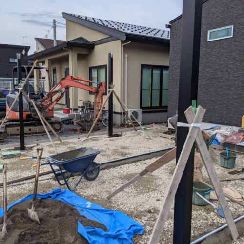 カーポート柱建てです。