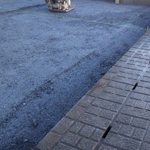 土間下地砕石調整です。