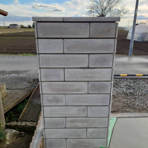 門柱積み上げ完了です。