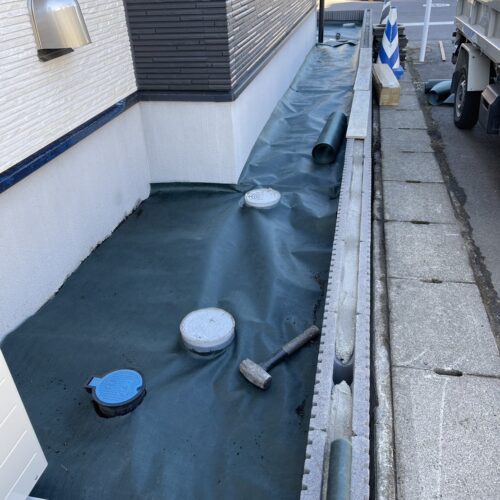 防草シート敷きです。