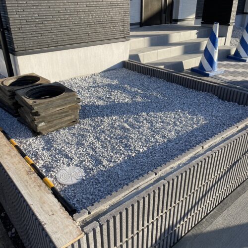 6号砕石敷きです。