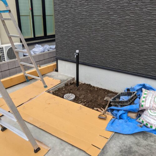 立柱栓取り付けです。