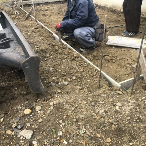 ウッドデッキ工事着工となります。掘削及び型枠組み作業となります。