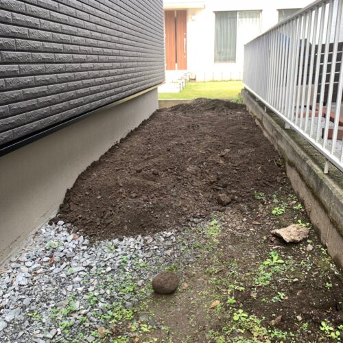 建物周り埋め戻し整地です。