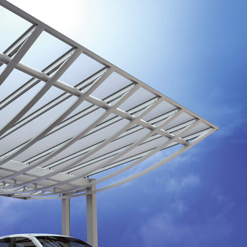 建物廻りの防草シートの敷き込み作業となります。