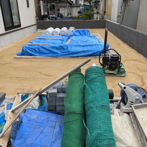 人工芝下地均しです。