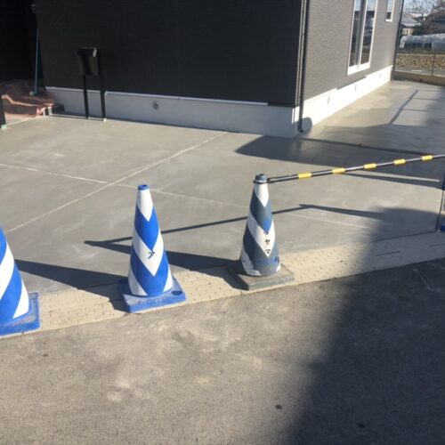 駐車場土間コンクリートの養生となります。