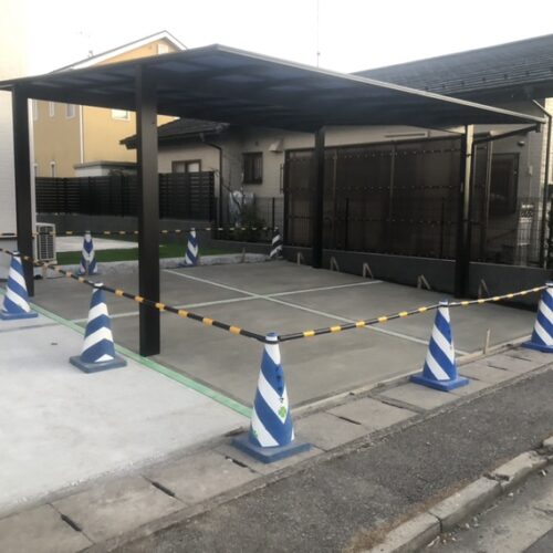 駐車場の土間コンクリートの養生となります。