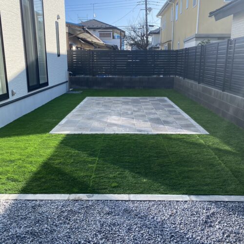 お庭の砕石入れの作業も終わりまして明日からは駐車場部分の掘削作業より工事開始です。