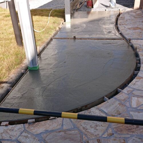 駐車場土間コンクリート打設です。