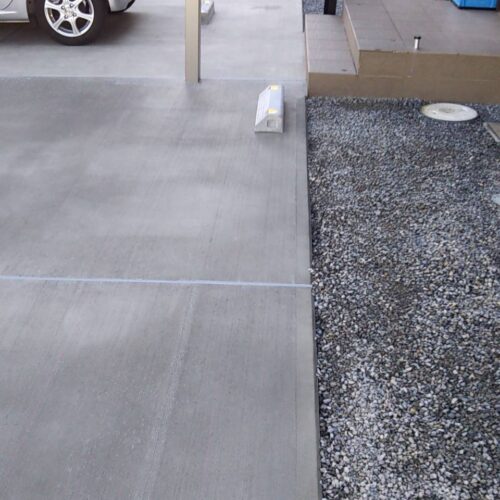 駐車場の車止めの設置となります。