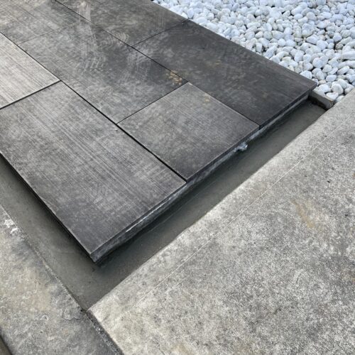 カーポート柱のコンクリート打設です。