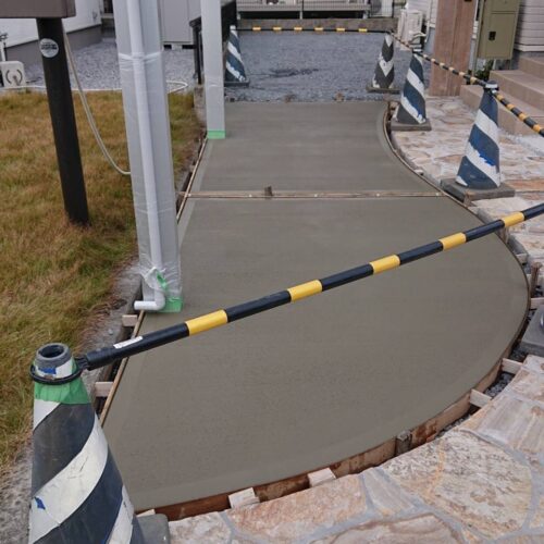 駐車場土間コン打設完了です。