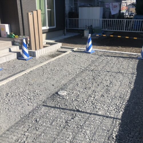 フェンスの材料の納入到着後に境界フェンスの柱建て込み作業の準備となります。