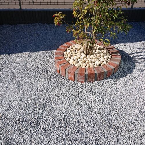 化粧砂利敷きです。
