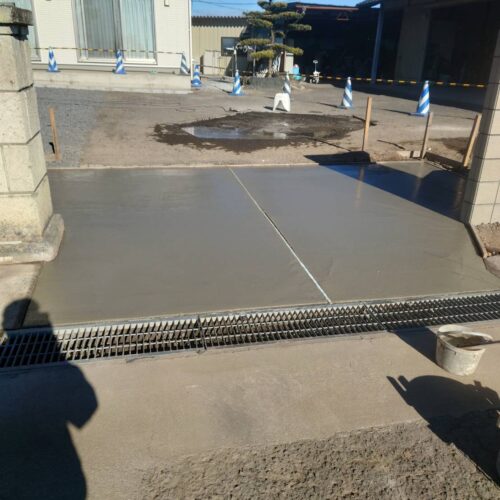 お庭側のコンクリート縁石の敷設作業となります。