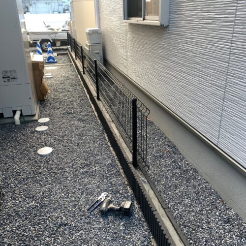 フェンス取付けです。