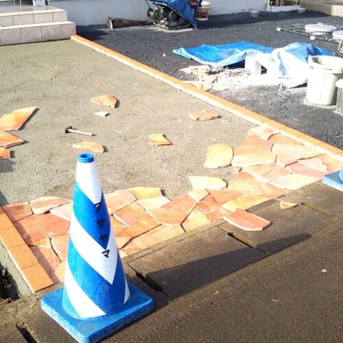 アプローチの天然石貼り作業です。