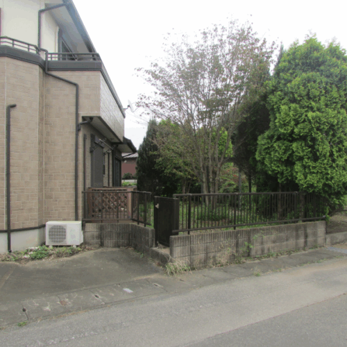 機能門柱・枕木の設置作業となります。