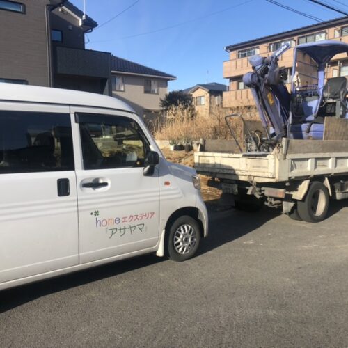 本日より工事着工です。重機を回送して掘削準備です。