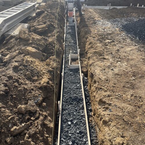 砕石転圧です。