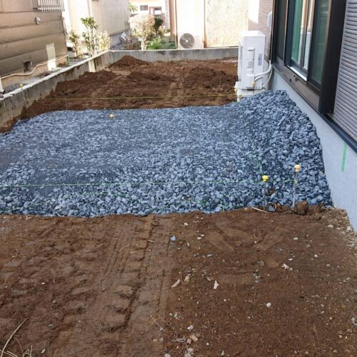 タイル下地砕石入れです。