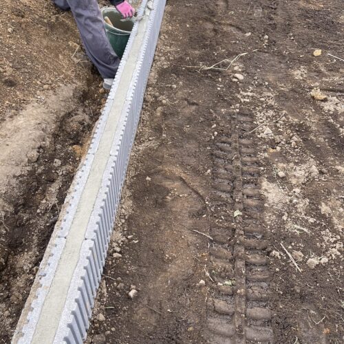 土留めブロック天端仕上げです。