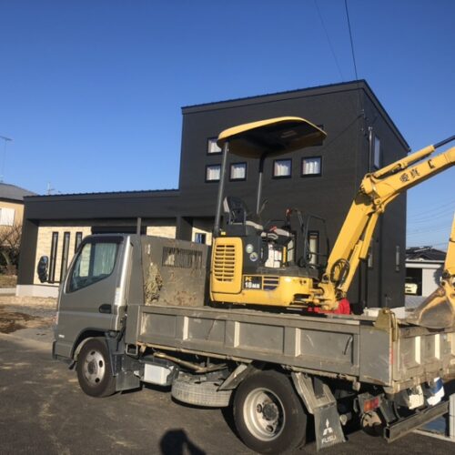 本日より工事着工てす。重機を回送して掘削作業より開始です。