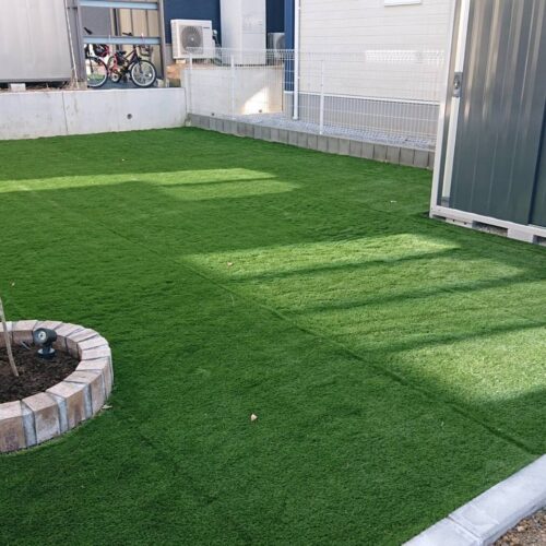 人工芝の一部張り替えです。