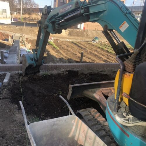 本日より工事着工となります。駐車場部分の掘削作業より開始です。