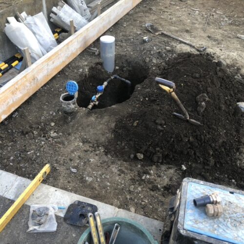 設備工事作業となります。量水器の高さ調整です。