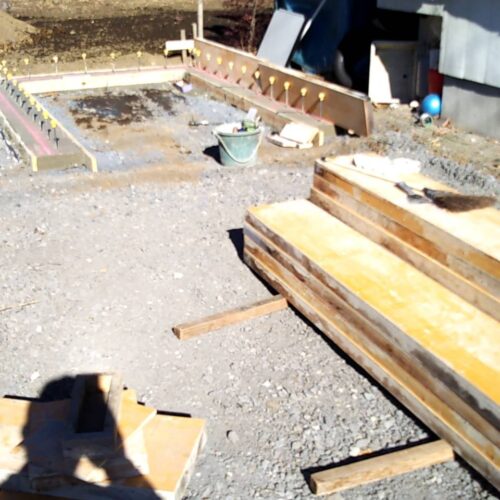 バイク保管庫の立ち上がり型枠施工です。