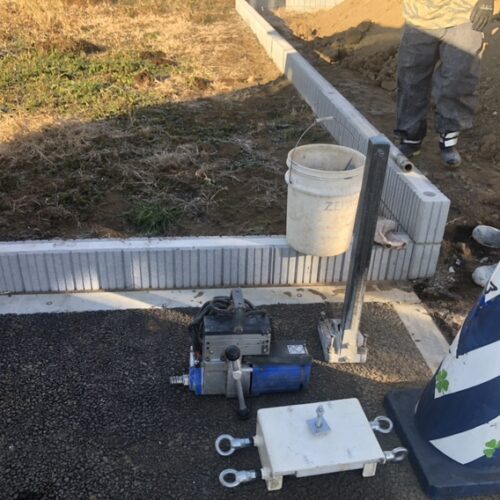 ブロックのフェンス工事の為の柱の穴明け作業となります。