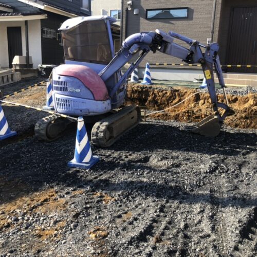 駐車場部分への砕石入れ作業となります。