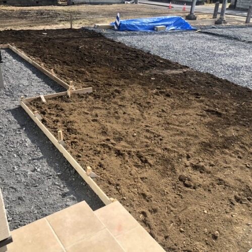 建物側の犬走りコンクリートの型枠組みとなります。