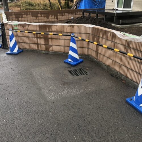 午後からの予報の雨が上がるのを待ってブロック積み作業の予定です。