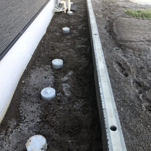 既存ブロックへのフェンスの柱の穴明け作業も完了してフェンスの柱建て作業への準備完了です。