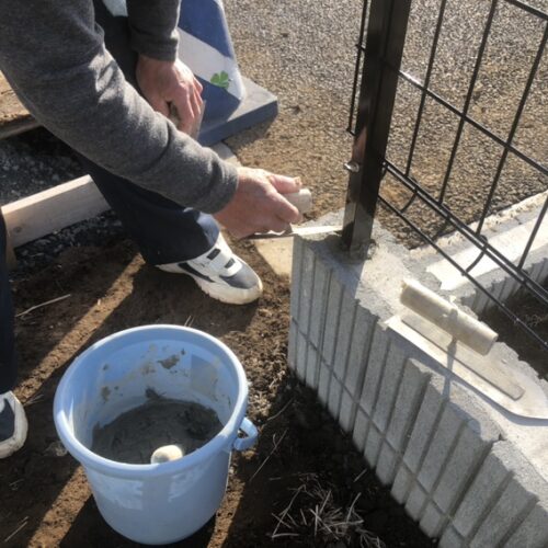 フェンス柱廻りの穴埋め天端均し作業となります。