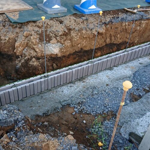 ブロック積みです。