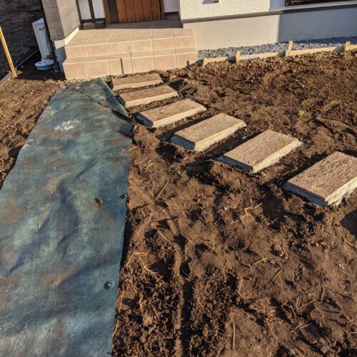 アプローチ平板設置です。