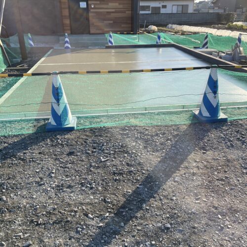 土間コンクリートネット設置、養生です。