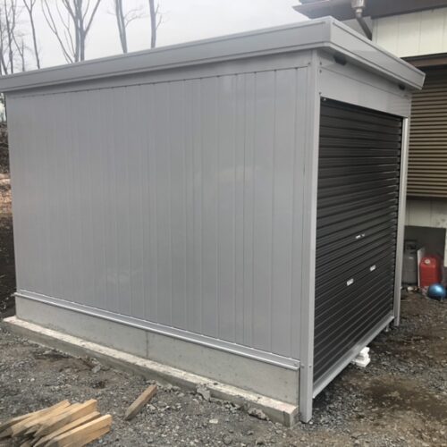 バイク保管庫の組み立て設置完了となります。