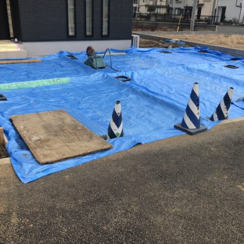 駐車場下地砕石の凍害防止対策にてシート掛け養生となります。