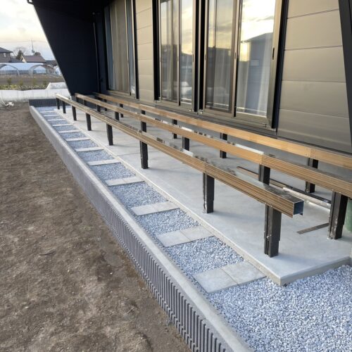 ウッドデッキ組立です。