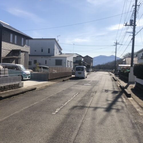 カーポート工事着工前のご近隣へのご挨拶へ廻らせて頂きました。明日はカーポート材料を現場へ納入となります。